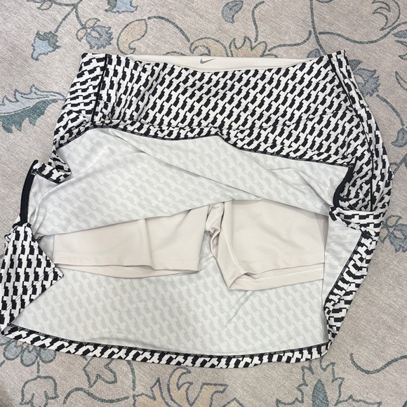 Nike Dri-Fit Black and White Patterned Athletic Skirt Built-In Shorts - Picture 5 of 6